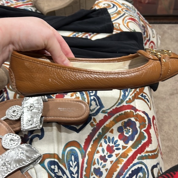 PRODUCT DETAIL
100% Leather
Manmade
Pull/Slip On Loafer
Not Water Resistant - Picture 5 of 8